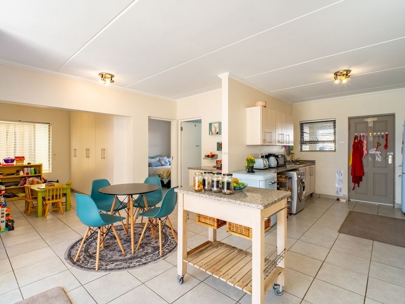 Spacious Ground Floor Three Bedroom Apartment With Two Bathrooms - Photo 10