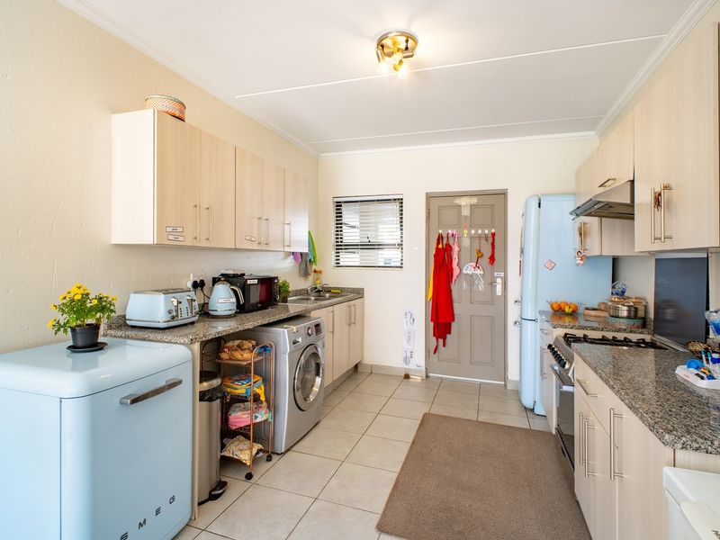 Spacious Ground Floor Three Bedroom Apartment With Two Bathrooms - Photo 8