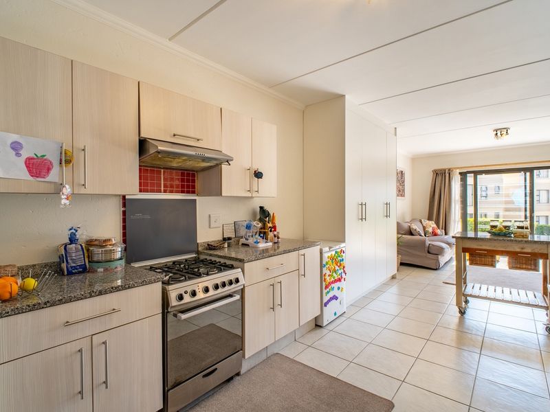 Spacious Ground Floor Three Bedroom Apartment With Two Bathrooms - Photo 7