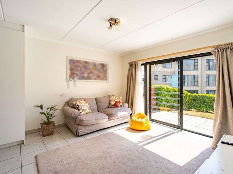 Spacious Ground Floor Three Bedroom Apartment With Two Bathrooms - Photo 3