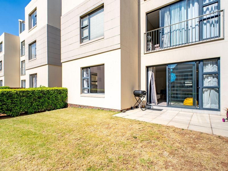 Spacious Ground Floor Three Bedroom Apartment With Two Bathrooms - Photo 2