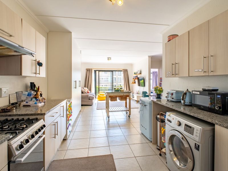 Spacious Ground Floor Three Bedroom Apartment With Two Bathrooms - Photo 6