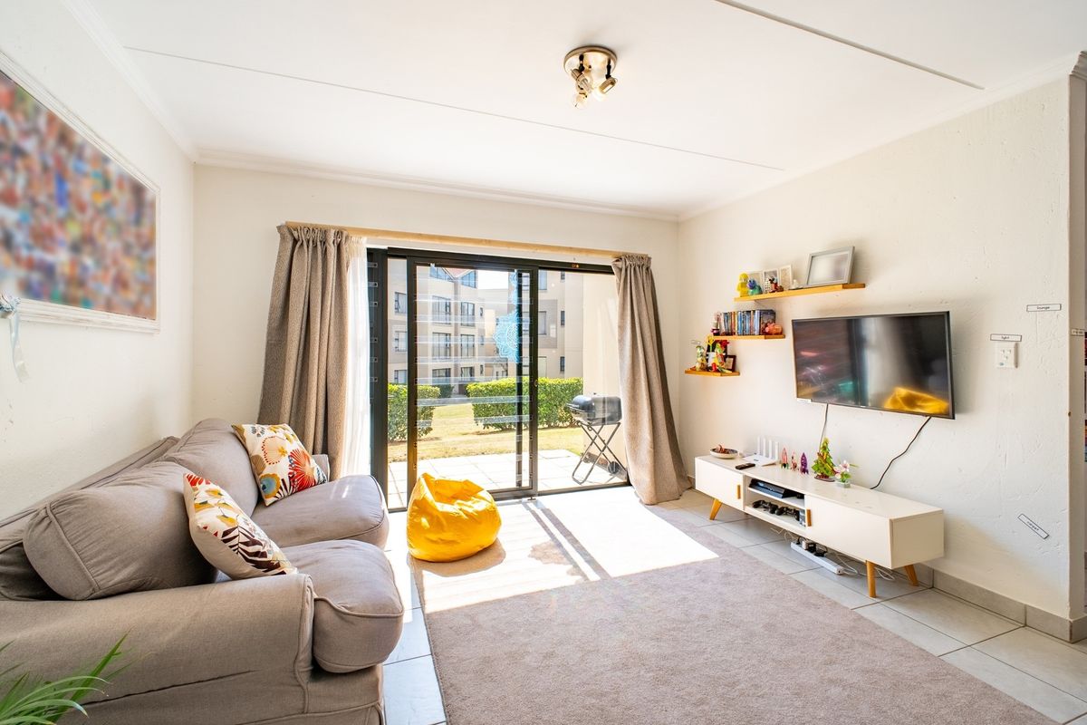 Spacious Ground Floor Three Bedroom Apartment With Two Bathrooms - Photo 5