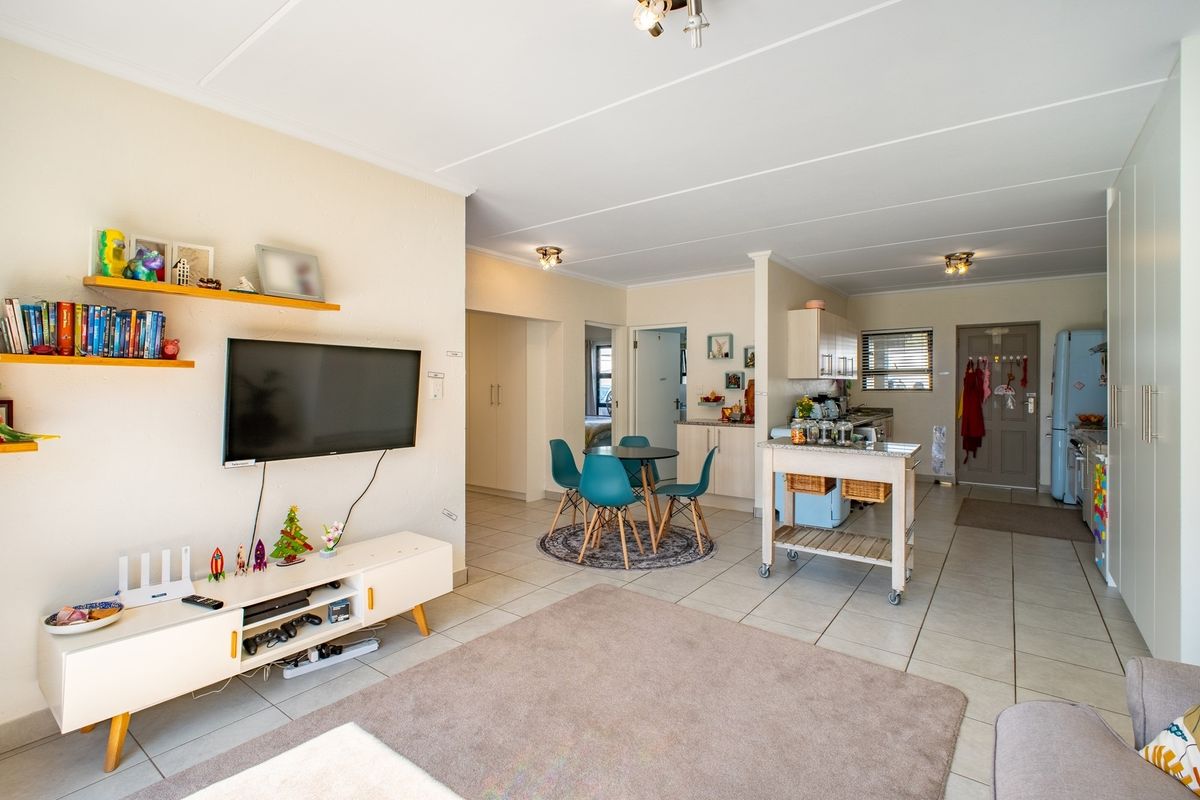 Spacious Ground Floor 2Bed Apartment with Garden and Flexible Office Space - Photo 4