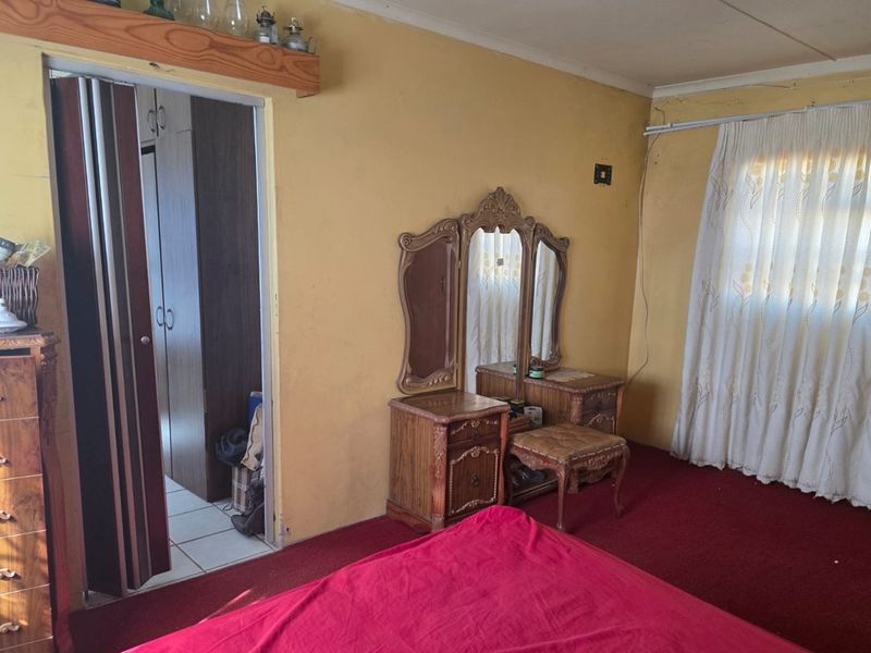 3-bed Bhisho home with burglar bars, garage, carport and parking for 3 cars - Photo 7