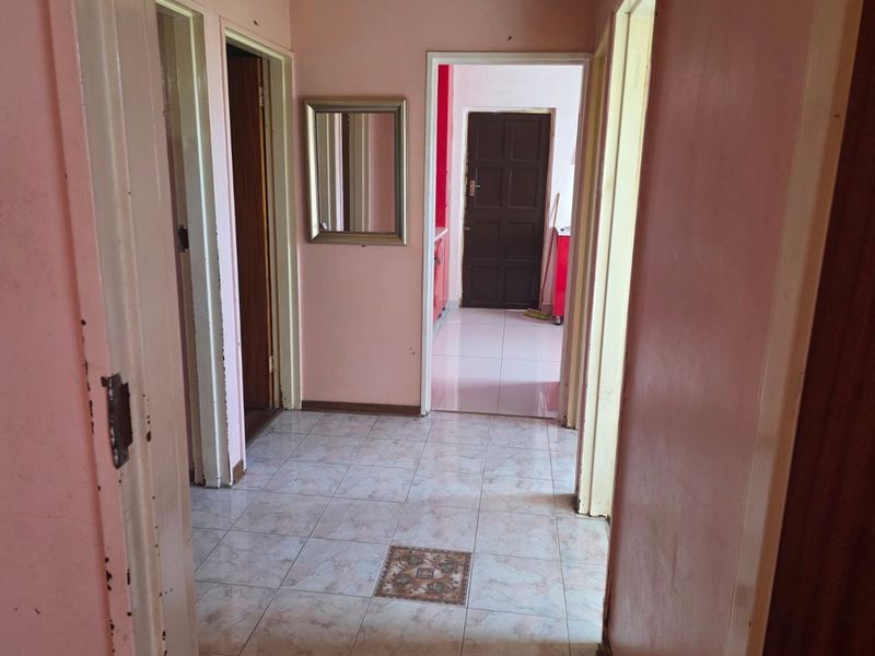 3-bed Bhisho home with burglar bars, garage, carport and parking for 3 cars - Photo 6