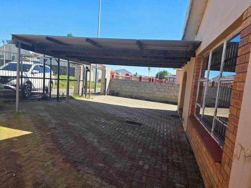 3-bed Bhisho home with burglar bars, garage, carport and parking for 3 cars - Photo 3