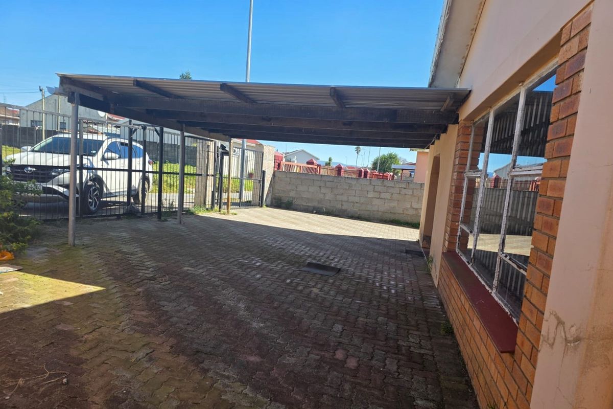 3-bed Bhisho home with burglar bars, garage, carport and parking for 3 cars - Photo 3