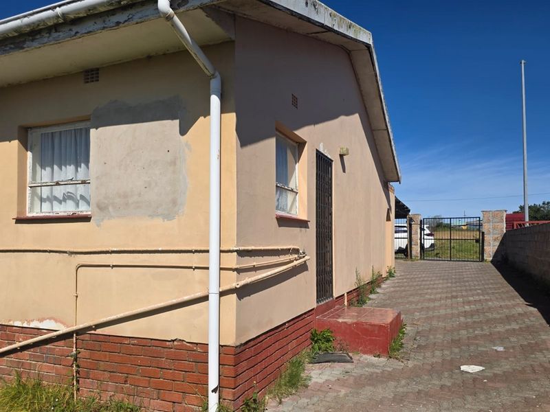 3-bed Bhisho home with burglar bars, garage, carport and parking for 3 cars - Photo 4