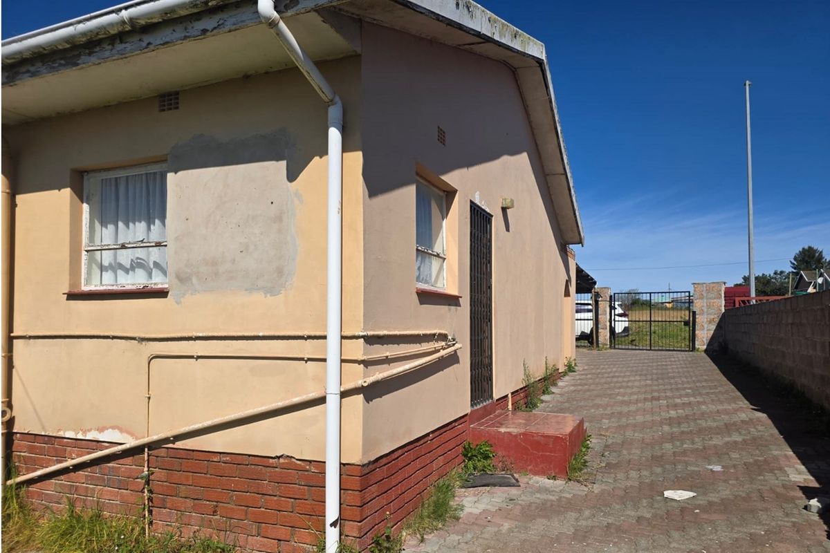 3-bed Bhisho home with burglar bars, garage, carport and parking for 3 cars - Photo 4