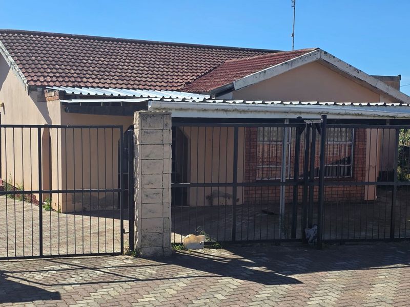 3-bed Bhisho home with burglar bars, garage, carport and parking for 3 cars - Photo 2