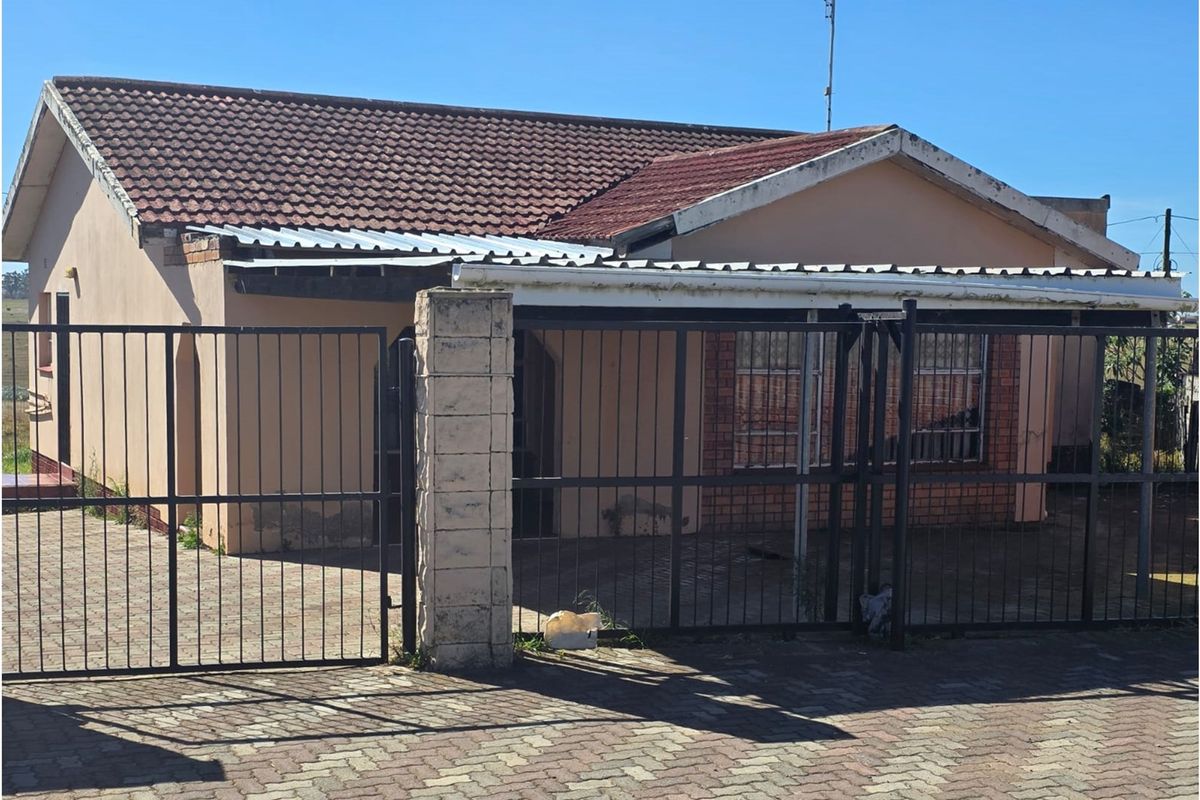 3-bed Bhisho home with burglar bars, garage, carport and parking for 3 cars - Photo 2