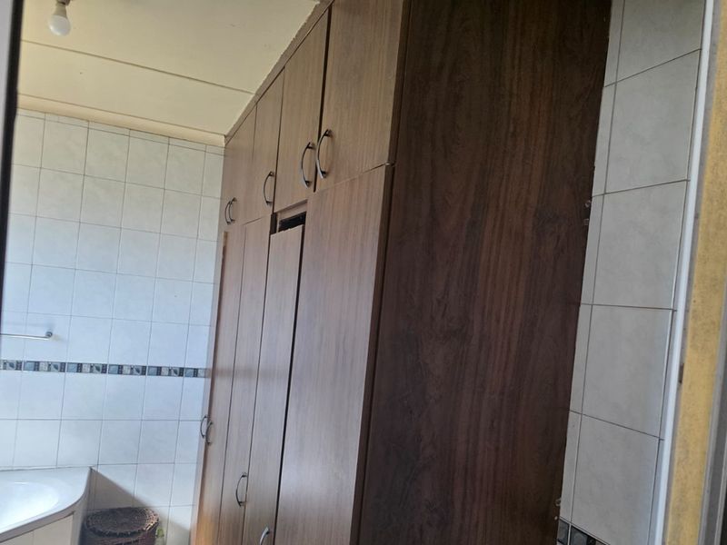 3-bed Bhisho home with burglar bars, garage, carport and parking for 3 cars - Photo 10