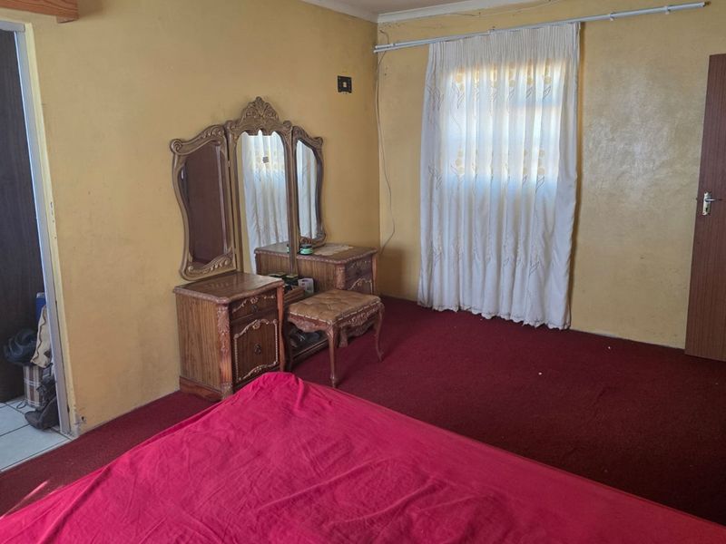 3-bed Bhisho home with burglar bars, garage, carport and parking for 3 cars - Photo 9