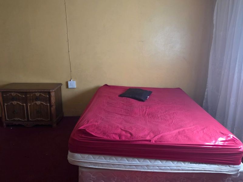 3-bed Bhisho home with burglar bars, garage, carport and parking for 3 cars - Photo 8