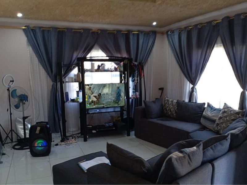 Family House - Photo 5