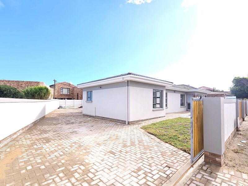 Elegant New Home Just 200m from the Beach in Sought-After Kabeljauws - Photo 6