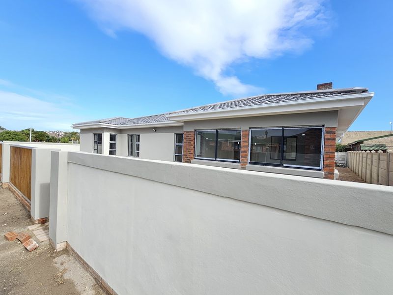 Elegant New Home Just 200m from the Beach in Sought-After Kabeljauws - Photo 3