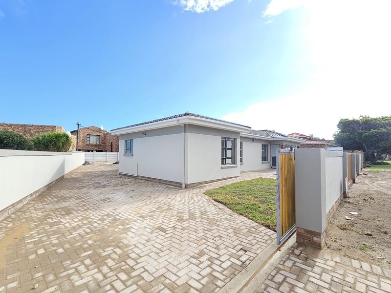 Elegant New Home Just 200m from the Beach in Sought-After Kabeljauws - Photo 2