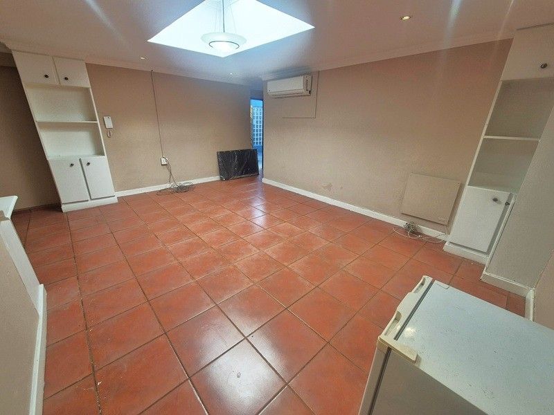 Lock up and go secure garden flat in the heart of Fourways including utilities - Photo 6