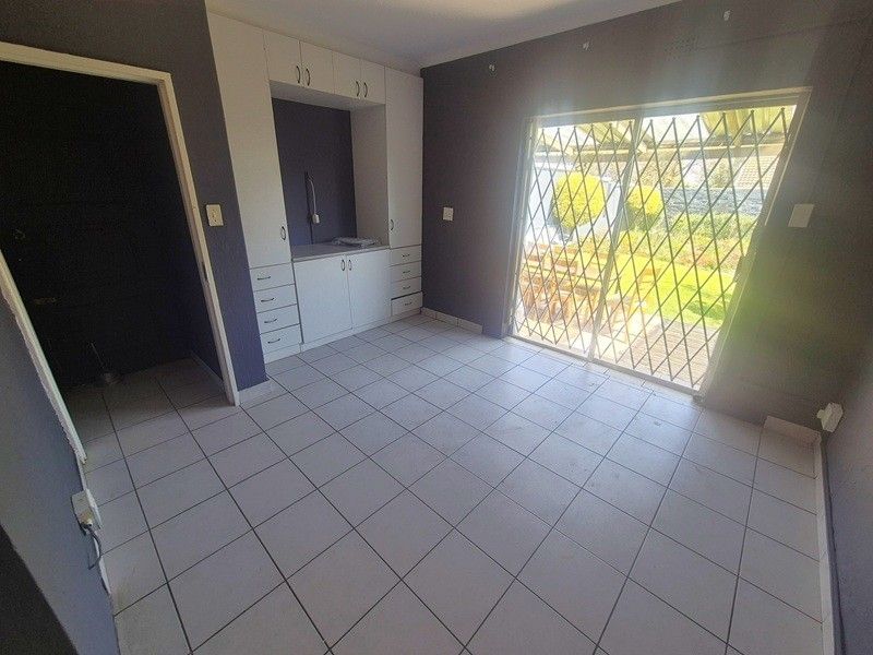 Lock up and go secure garden flat in the heart of Fourways including utilities - Photo 9