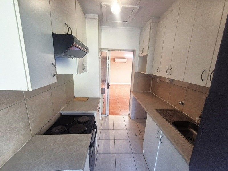 Lock up and go secure garden flat in the heart of Fourways including utilities - Photo 8