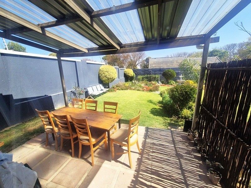 Lock up and go secure garden flat in the heart of Fourways including utilities - Photo 1
