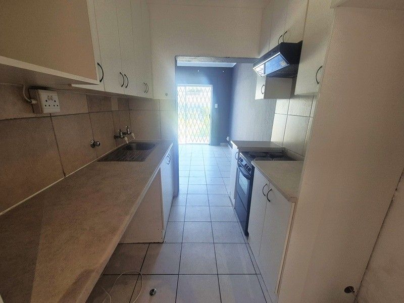 Lock up and go secure garden flat in the heart of Fourways including utilities - Photo 7