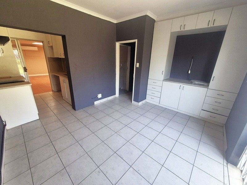 Lock up and go secure garden flat in the heart of Fourways including utilities - Photo 10