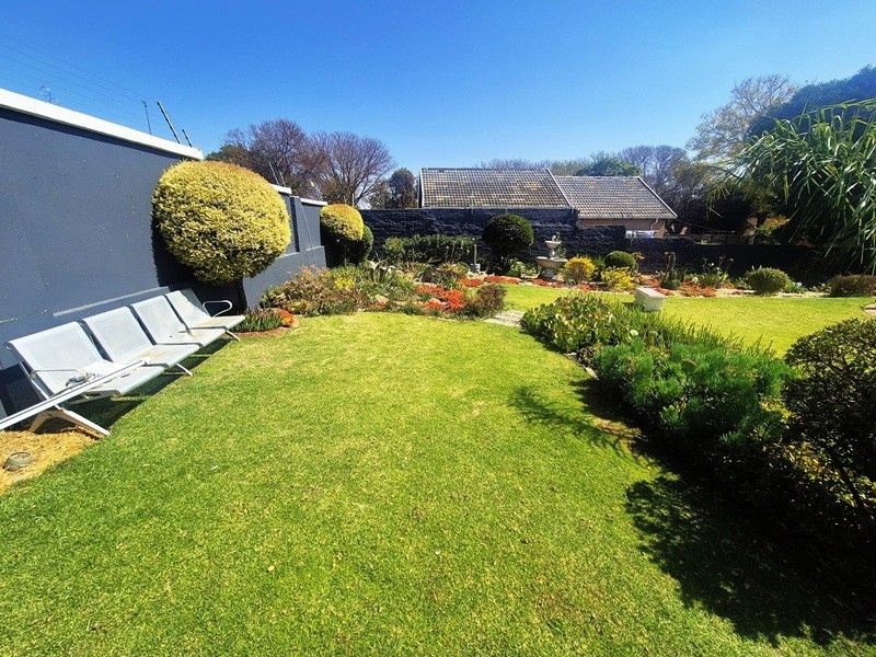 Lock up and go secure garden flat in the heart of Fourways including utilities - Photo 2