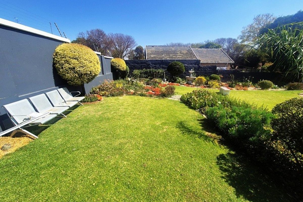 Lock up and go secure garden flat in the heart of Fourways including utilities - Photo 2