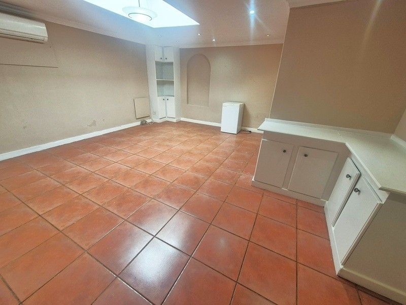 Lock up and go secure garden flat in the heart of Fourways including utilities - Photo 5