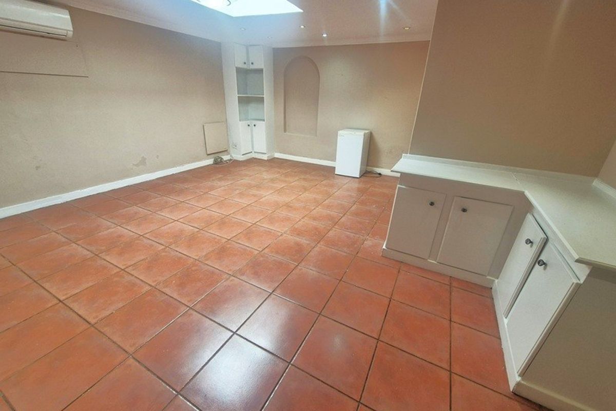 Lock up and go secure garden flat in the heart of Fourways including utilities - Photo 5