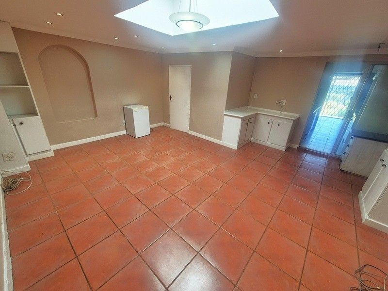 Lock up and go secure garden flat in the heart of Fourways including utilities - Photo 4