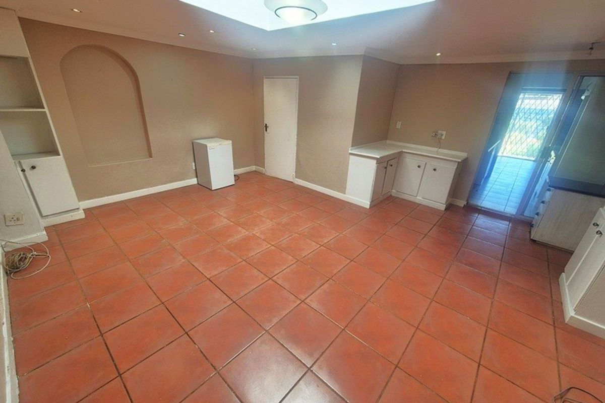 Lock up and go secure garden flat in the heart of Fourways including utilities - Photo 4