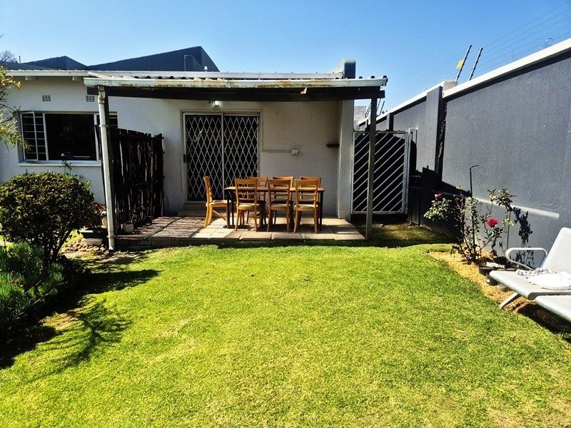 Lock up and go secure garden flat in the heart of Fourways including utilities - Photo 3