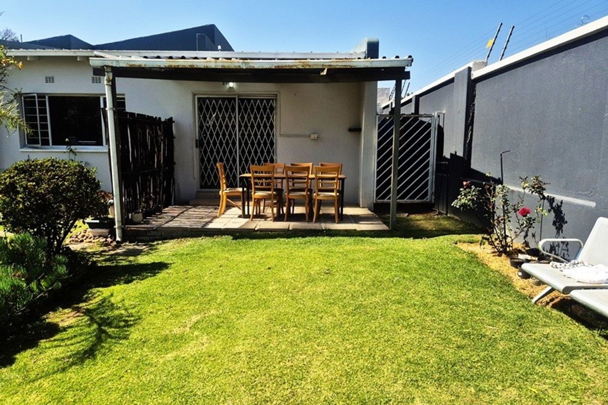 Lock up and go secure garden flat in the heart of Fourways including utilities - Photo 3