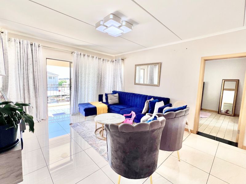 Modern Two-Bed, Two-Bath Apartment in Secure Complex - Photo 10