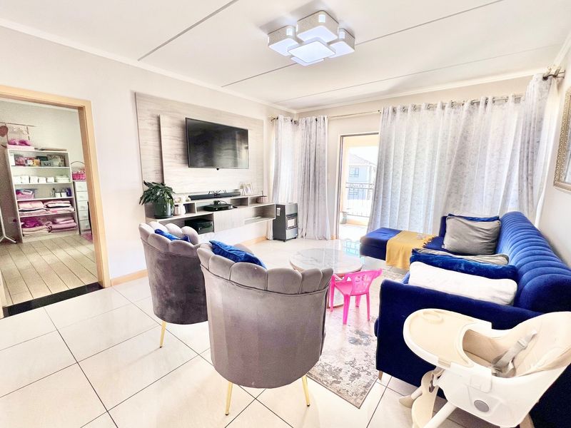 Modern Two-Bed, Two-Bath Apartment in Secure Complex - Photo 9