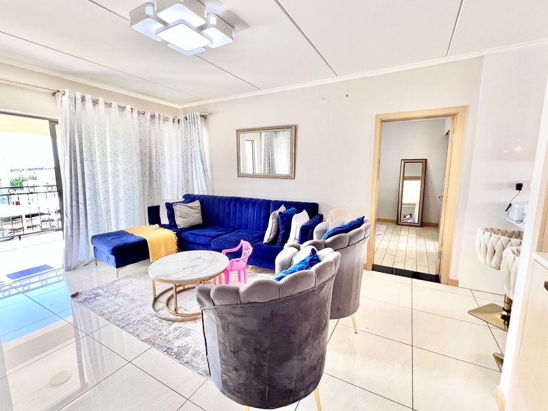 Modern Two-Bed, Two-Bath Apartment in Secure Complex - Photo 8