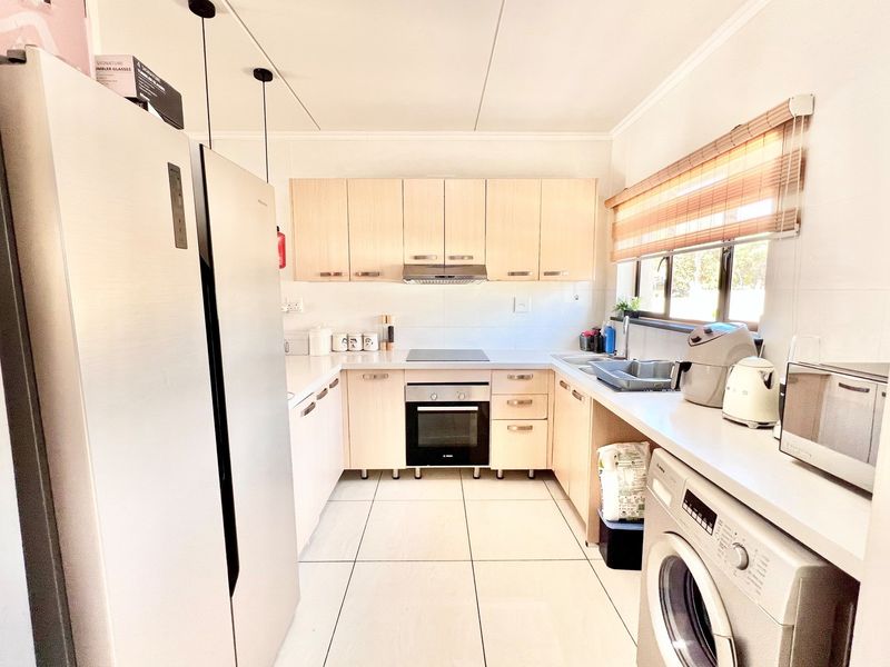 Modern Two-Bed, Two-Bath Apartment in Secure Complex - Photo 2