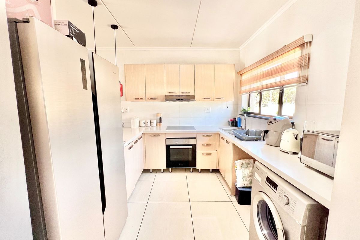 Modern Two-Bed, Two-Bath Apartment in Secure Complex - Photo 2