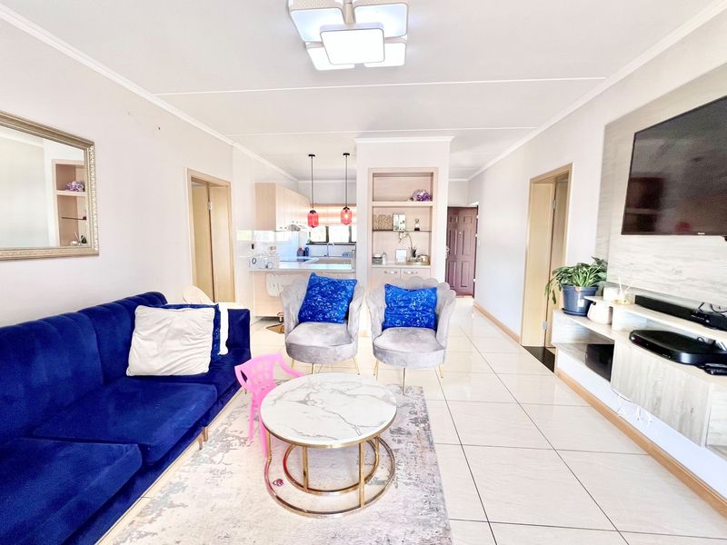 Modern Two-Bed, Two-Bath Apartment in Secure Complex - Photo 7