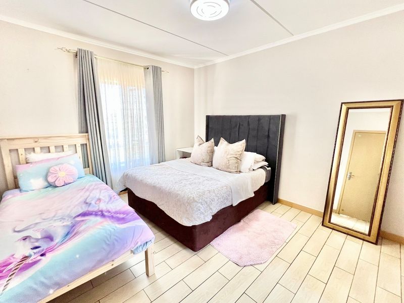 Modern Two-Bed, Two-Bath Apartment in Secure Complex - Photo 3