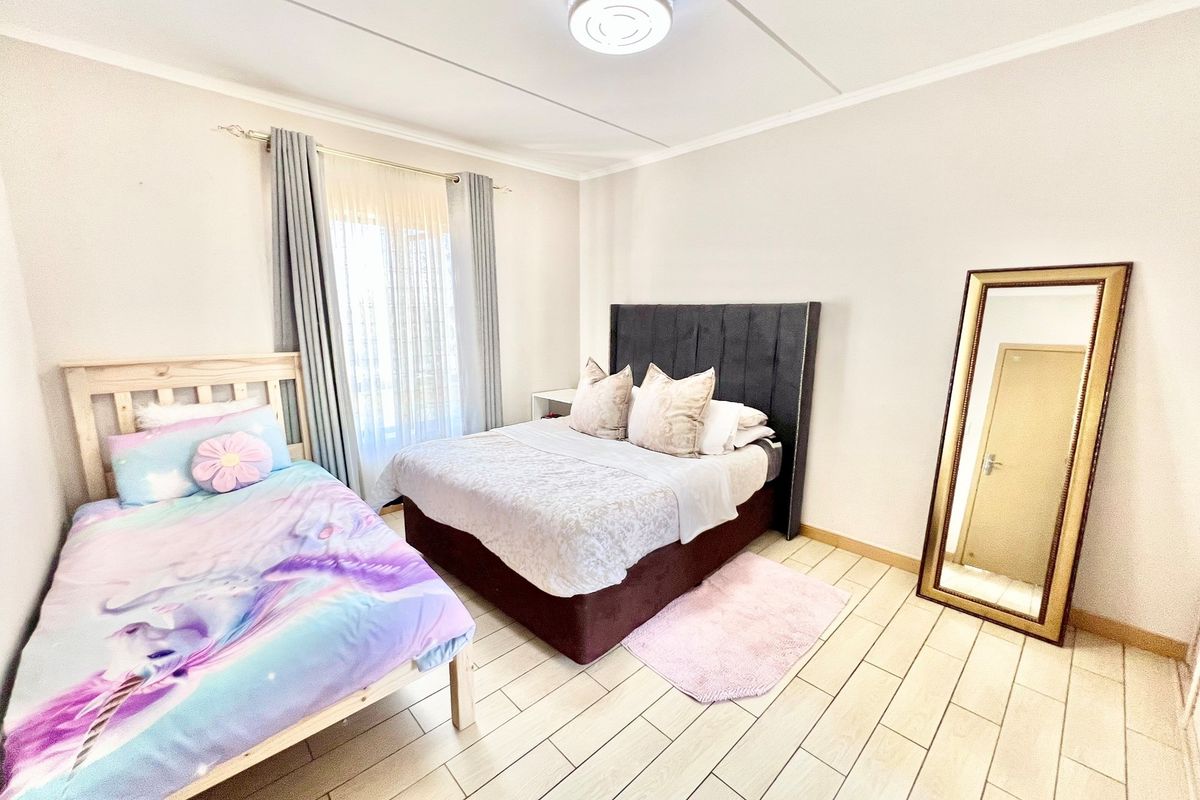 Modern Two-Bed, Two-Bath Apartment in Secure Complex - Photo 3