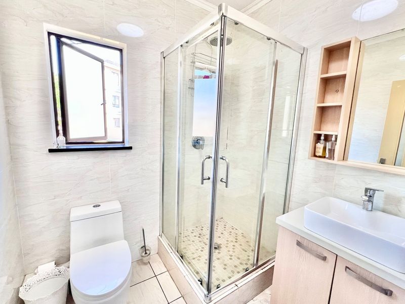 Modern Two-Bed, Two-Bath Apartment in Secure Complex - Photo 4