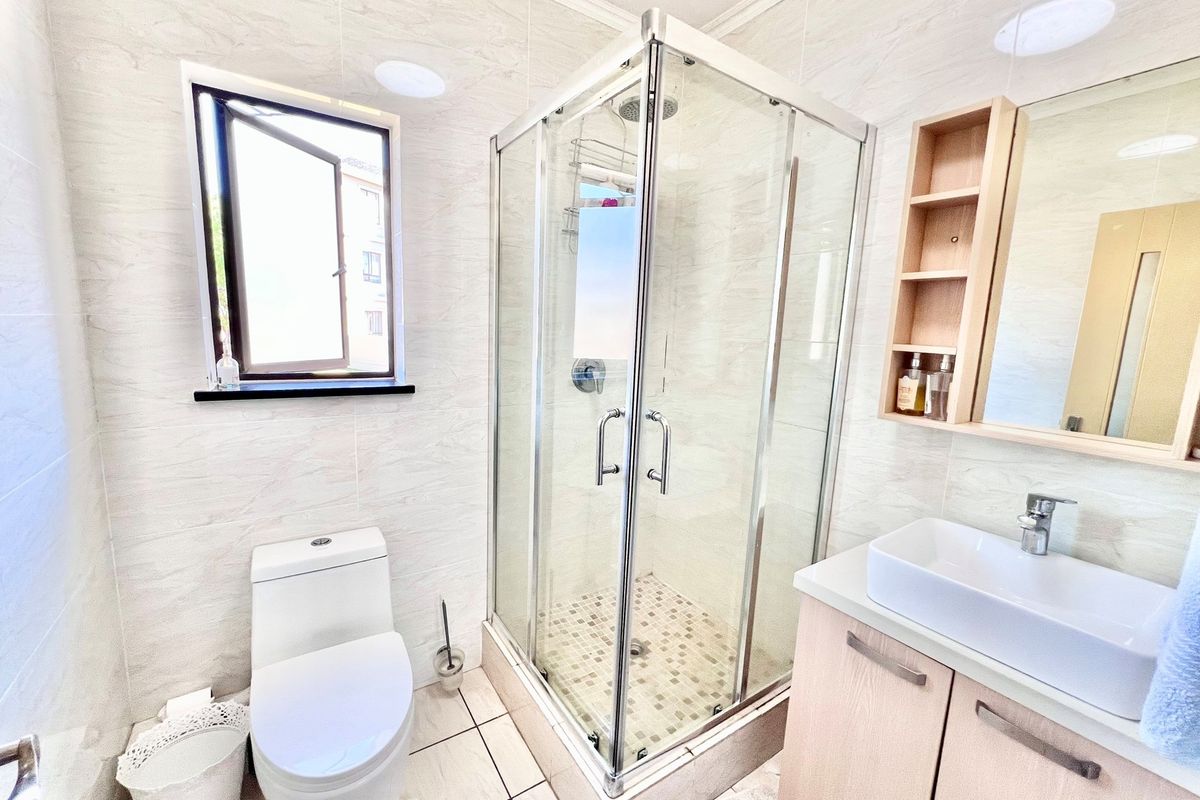 Modern Two-Bed, Two-Bath Apartment in Secure Complex - Photo 4