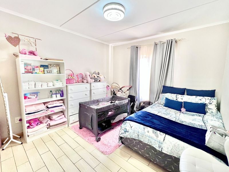 Modern Two-Bed, Two-Bath Apartment in Secure Complex - Photo 5