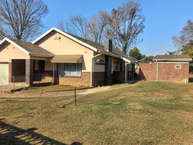 SCOTTSVILLE FAMILY HOUE OR CHANGE IT TO STUDENT ACCOMMODATION - Photo 1