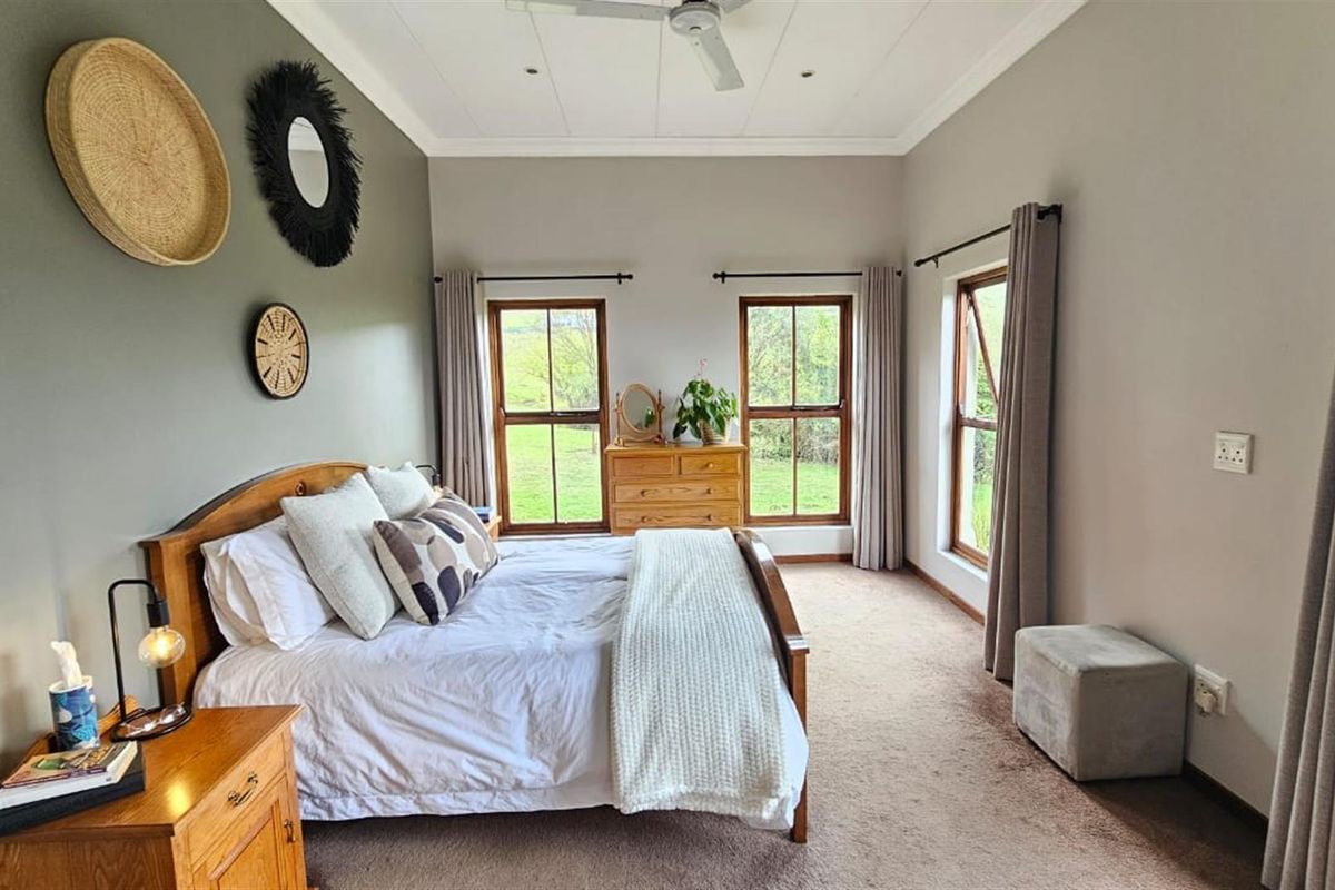 Spacious Intaba Ridge Home with Flatlet Triple Garage Modern Finish 5 Min to Airport - Photo 4